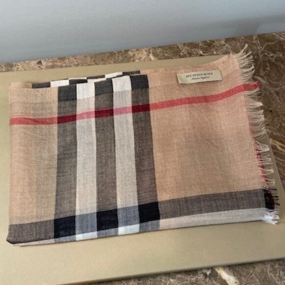 Burberry LIGHTWEIGHT Giant Check Scarf Wrap - Archive Beige - Picture 4 of 9